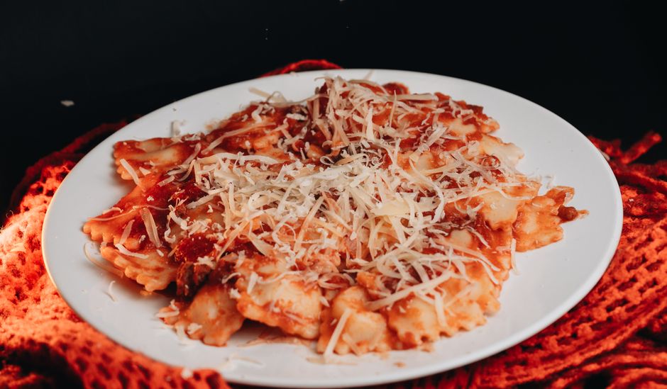 Sveži ravioli slagani na platnenoj krpi